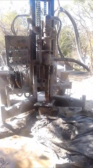 Máquina perforando un pozo de agua en Río Cuarto