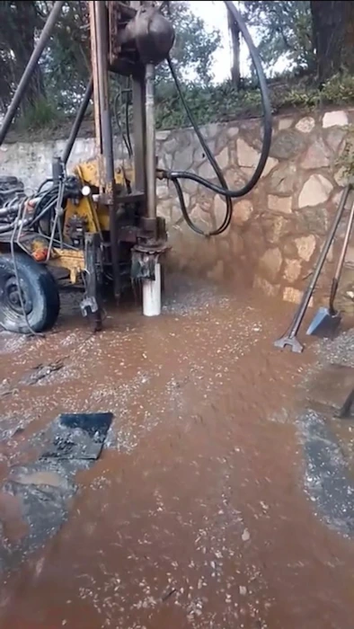 Máquina perforando un pozo de agua en Córdoba