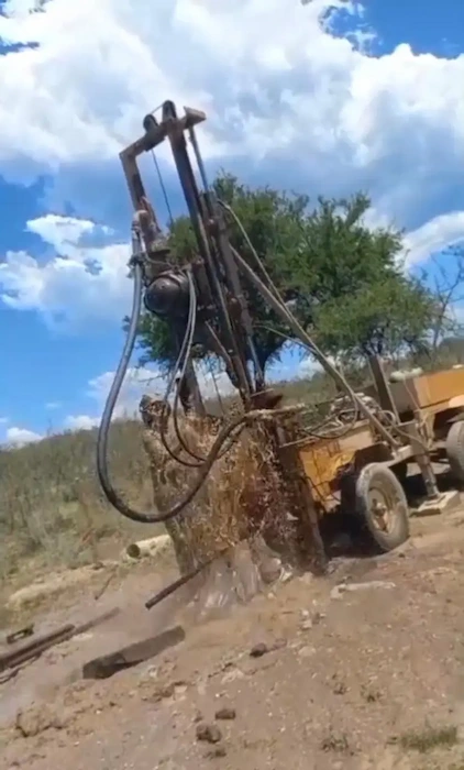 Perforista perforando un pozo de agua para casa en Córdoba